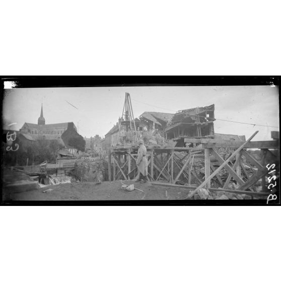 Ham (Somme), réparation d'un pont dynamité par les Allemands. [légende d'origine]