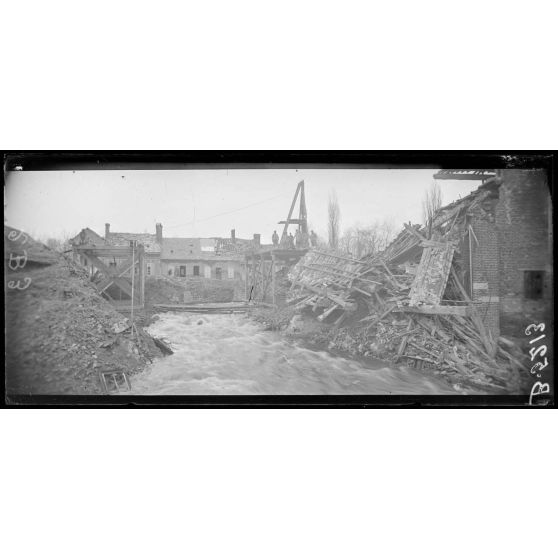 Ham (Somme), réparation d'un pont dynamité par les Allemands. [légende d'origine]