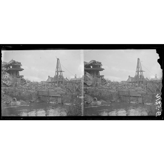Ham (Somme), le génie répare les ponts détruits. [légende d'origine]