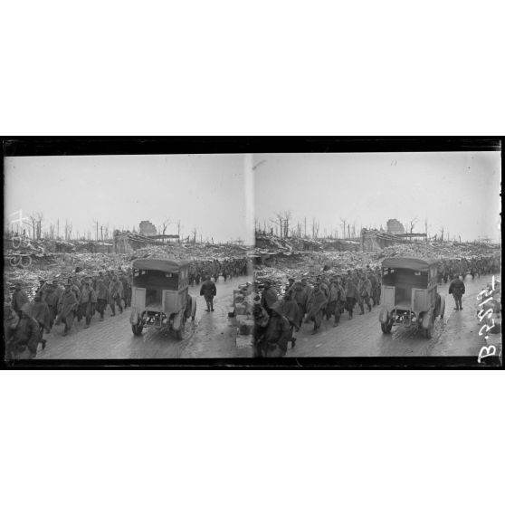 Tracy-le-Val (Oise), détachement de prisonniers traversant les ruines du village. [légende d'origine]