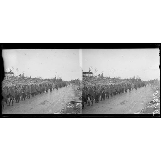 Tracy-le-Val (Oise), détachement de prisonniers traversant les ruines du village. [légende d'origine]