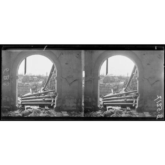 Tracy-le-Val (Oise), vue prise d'une des brèches de l'église. [légende d'origine]
