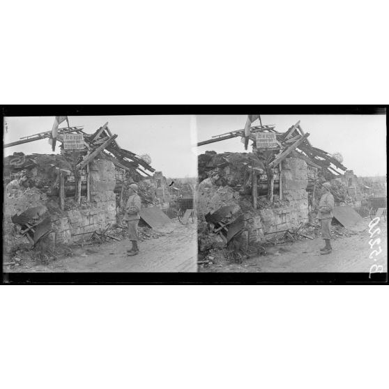 Bailly (Oise), écriteau en langue française composé par les allemands. L'homme chargé de le poser devant les tranchées françaises de 1ère ligne fut tué par une balle. [légende d'origine]