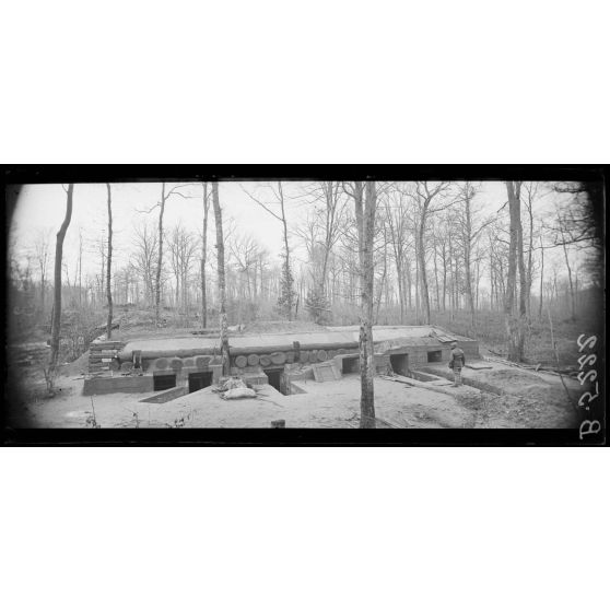 Région de Bailly (Oise), abri en ciment armé construit par les allemands en forêt pour une ambulance. [légende d'origine]