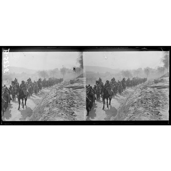 Environs de Bazoches (Aisne), passage de prisonniers allemands sur la route de Soissons. [légende d’origine]