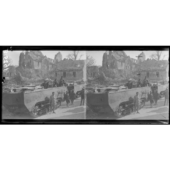 Missy-sur-Aisne (Aisne). Un tank de Saint-Chamond. [légende d'origine]