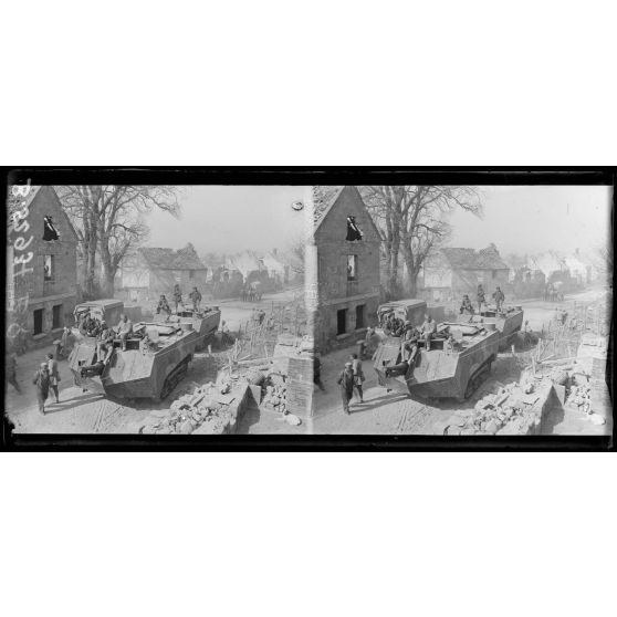 Missy-sur-Aisne (Aisne). Un tank de Saint-Chamond. [légende d'origine]