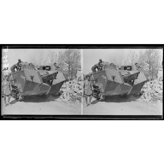 Missy-sur-Aisne (Aisne). Un tank de Saint-Chamond. [légende d'origine]