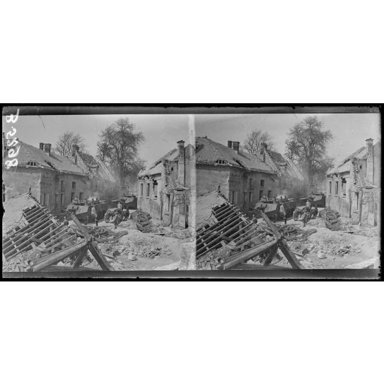 Condé-sur-Aisne (Aisne). Les tanks traversant la localité. [légende d'origine]