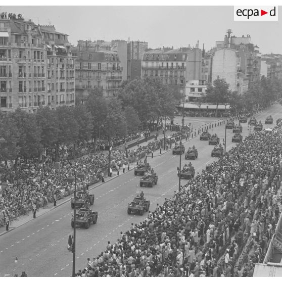 Vue aérienne du défilé motorisé. Passage du régiment d’infanterie-chars de marine (RICM) à bord d'automitrailleuses légères (AML) 60 et AML 90 lors de la cérémonie du 14 juillet 1977.