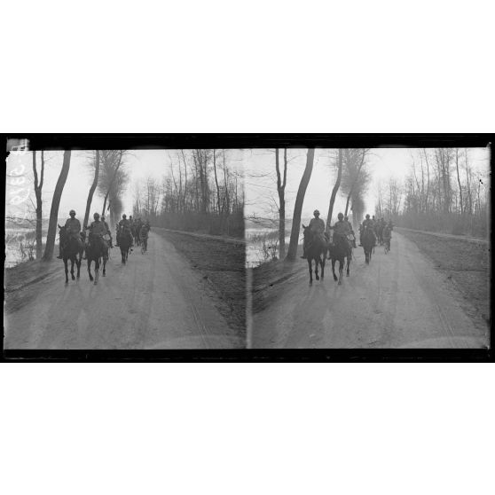 Près de Bucy-le-Long (Aisne), colonne d’artillerie en marche. [légende d’origine]