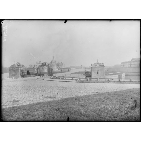 Le château de Chantilly. [légende d’origine]
