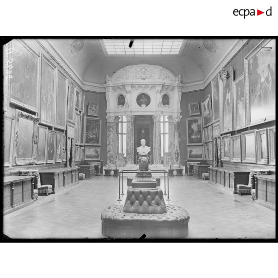 Le château de Chantilly, la galerie de peintures. [légende d’origine]