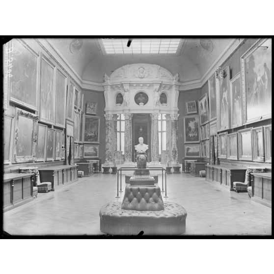Le château de Chantilly, la galerie de peintures. [légende d’origine]