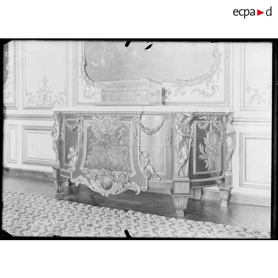 Le château de Chantilly, commode de Riesener. [légende d’origine]