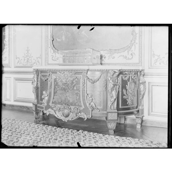 Le château de Chantilly, commode de Riesener. [légende d’origine]