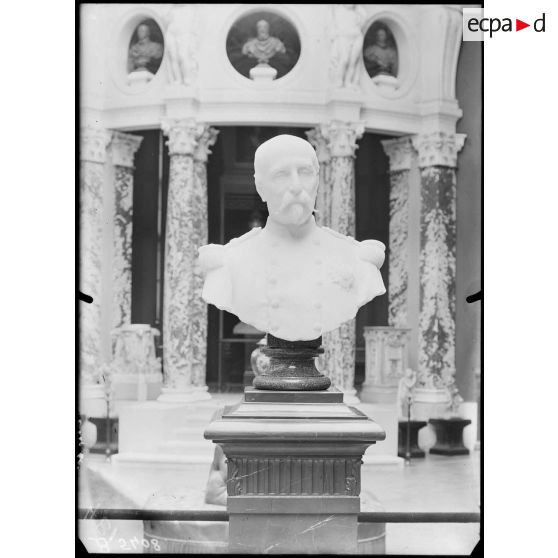 Le château de Chantilly, buste du duc d’Aumale. [légende d’origine]