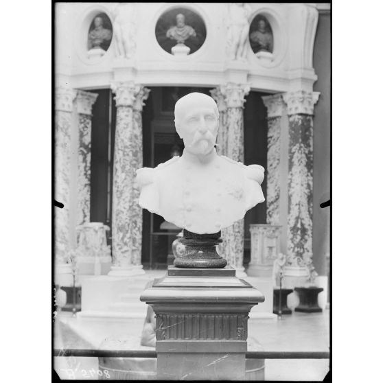 Le château de Chantilly, buste du duc d’Aumale. [légende d’origine]