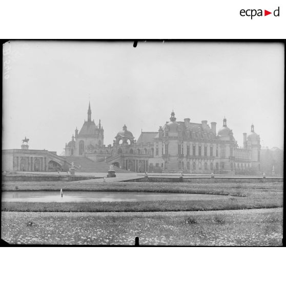 Chantilly, le château vu du parc. [légende d’origine]