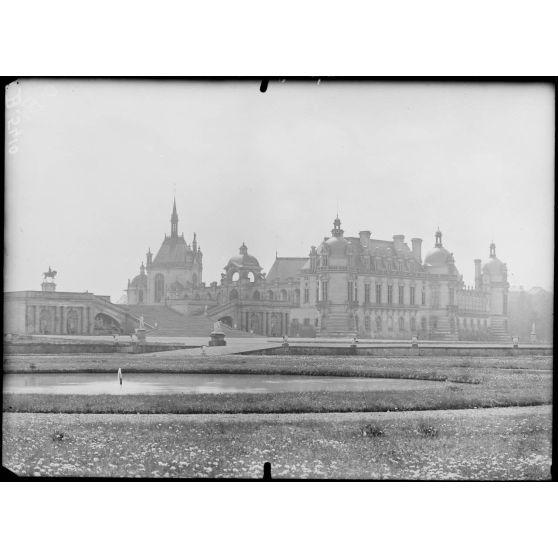 Chantilly, le château vu du parc. [légende d’origine]