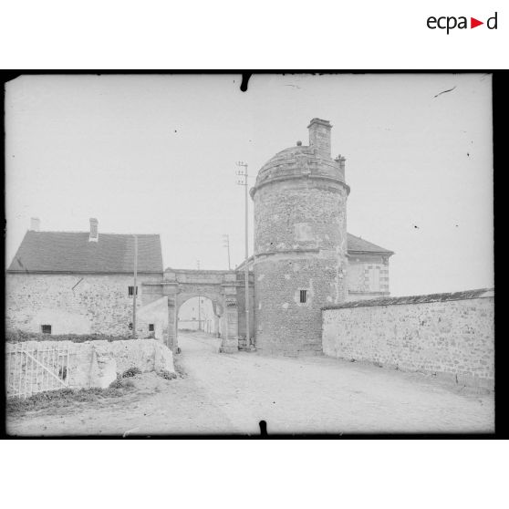 Trocy près Meaux, vieille porte. [légende d’origine]