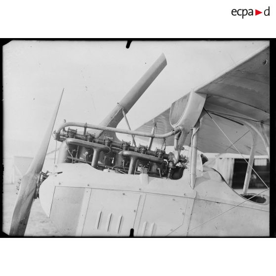 Pau, école d'aviation. Avion allemand Rumpler, le moteur Mercedes 150 HP. [légende d'origine]
