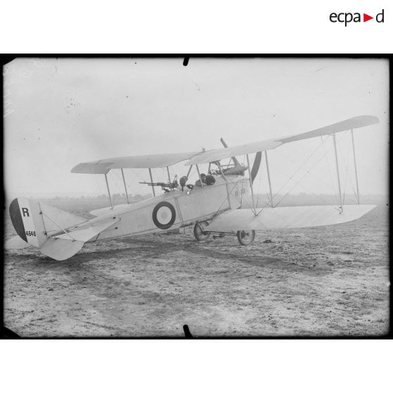 Pau, école d'aviation. Avion allemand Rumpler avec mitrailleurs, le capitaine Dorgeix, pilote. [légende d'origine]