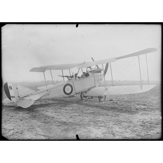 Pau, école d'aviation. Avion allemand Rumpler avec mitrailleurs, le capitaine Dorgeix, pilote. [légende d'origine]