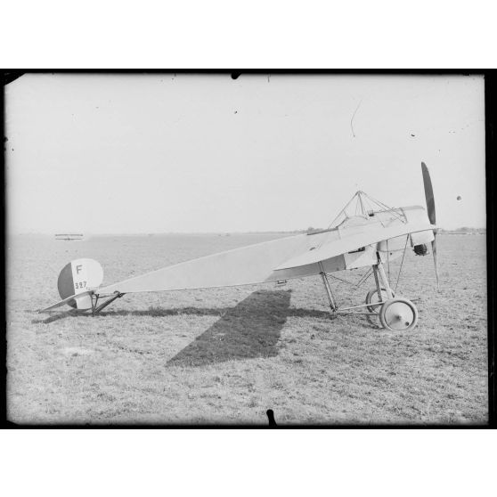Pau, école d'aviation. Avion allemand Fokker. [légende d'origine]