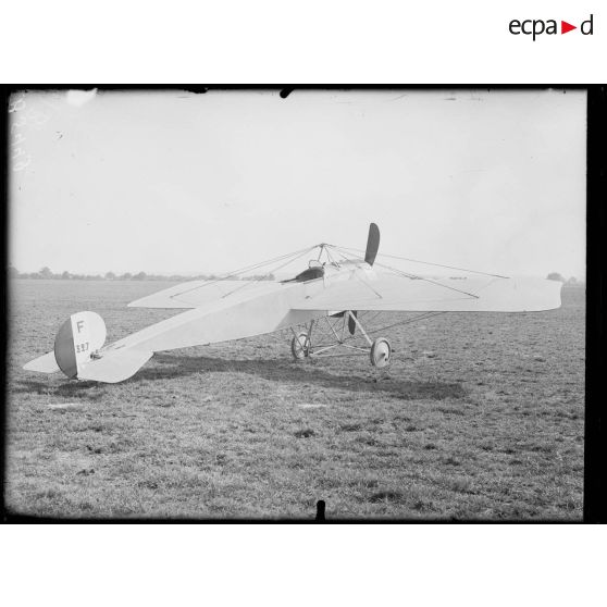 Pau, école d'aviation. Avion allemand Fokker. [légende d'origine]