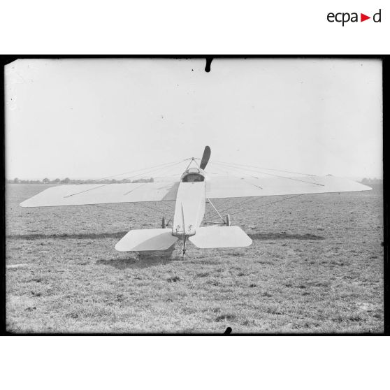 Pau, école d'aviation. Avion allemand Fokker. [légende d'origine]