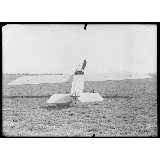 Pau, école d'aviation. Avion allemand Fokker. [légende d'origine]