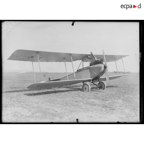 Pau, école d'aviation. Avion allemand Aviatik. [légende d'origine]