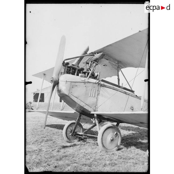 Pau, école d'aviation. Avion allemand Aviatik moteur Mercedes 150 HP. [légende d'origine]
