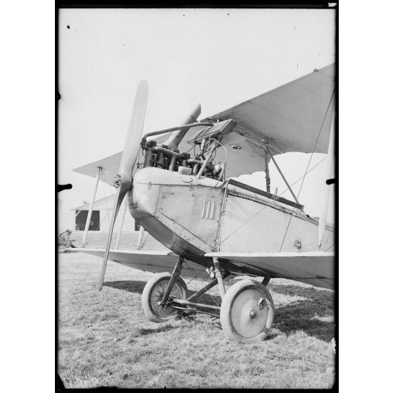 Pau, école d'aviation. Avion allemand Aviatik moteur Mercedes 150 HP. [légende d'origine]