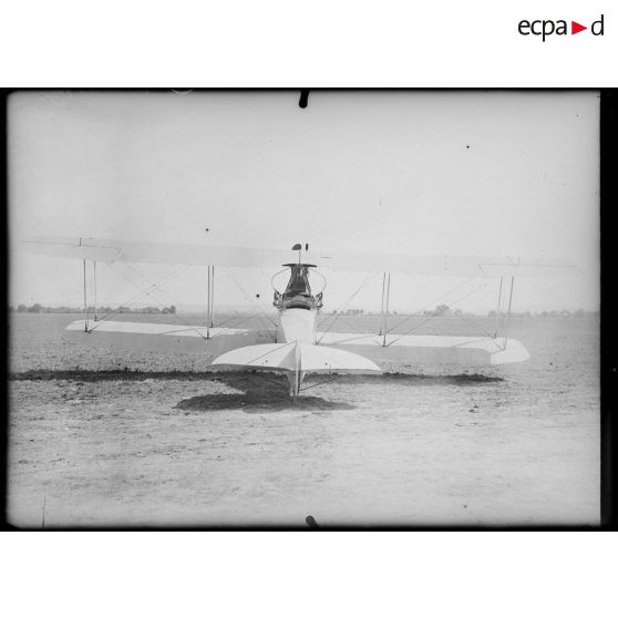 Pau, école d'aviation. Avion allemand Aviatik (vu de dos). [légende d'origine]
