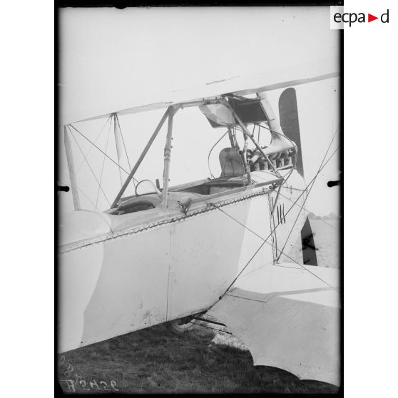 Pau, école d'aviation. Avion allemand Aviatik, places du pilote et de l'observateur. [légende d'origine]