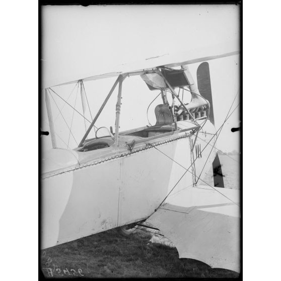 Pau, école d'aviation. Avion allemand Aviatik, places du pilote et de l'observateur. [légende d'origine]