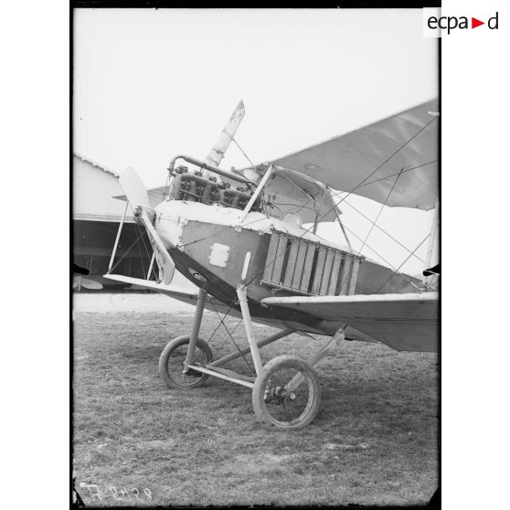 Pau, école d'aviation. Avion allemand Albatros moteur Mercedes 150 HP. [légende d'origine]