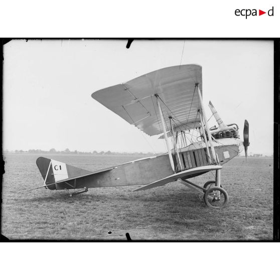 Pau, école d'aviation. Avion allemand Albatros moteur Mercedes 150 HP. [légende d'origine]
