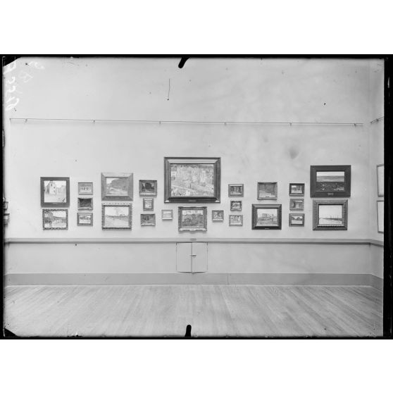 Paris, musée du Luxembourg. Exposition des peintres en mission aux armées. Panneau de André Devambez. [légende d'origine]