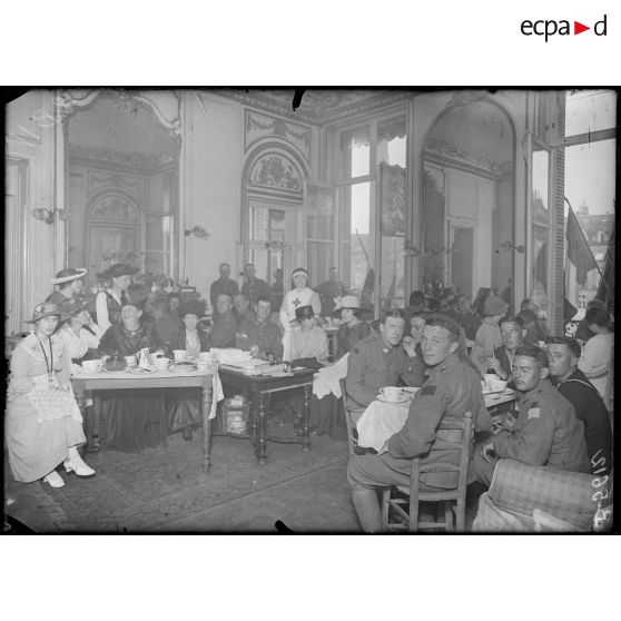 Paris, foyer du soldat anglais, 20 place Vendôme. La salle de thé. [légende d'origine]