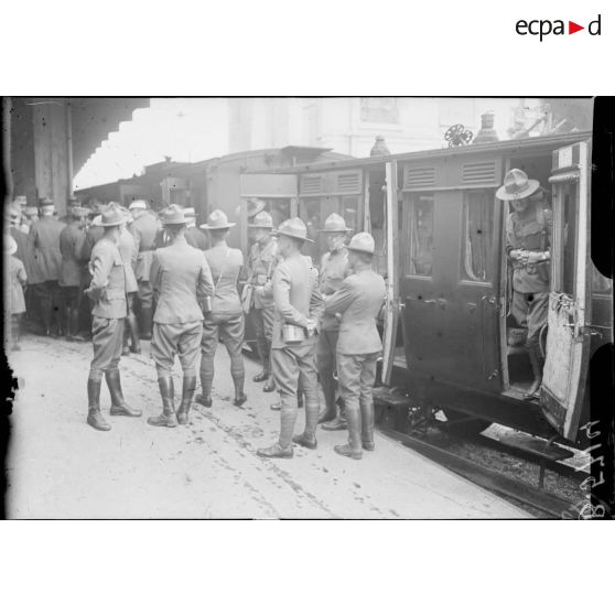Paris. Gare d'Austerlitz. Arrivée des troupes américaines. [légende d'origine]