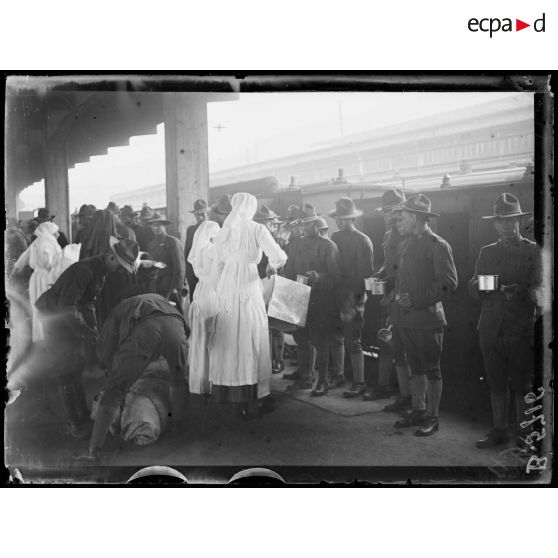 Paris. Gare d'Austerlitz. Infirmiers donnant du café aux soldats américains. [légende d'origine]