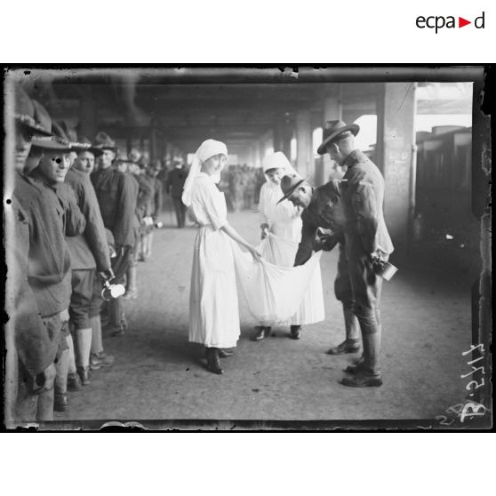 Paris. Gare d'Austerlitz.. Infirmiers donnant du café aux soldats américains. [légende d'origine]