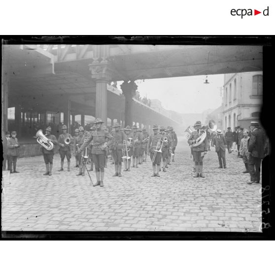 Paris. Gare d'Austerlitz. La musique du bataillon. [légende d'origine]