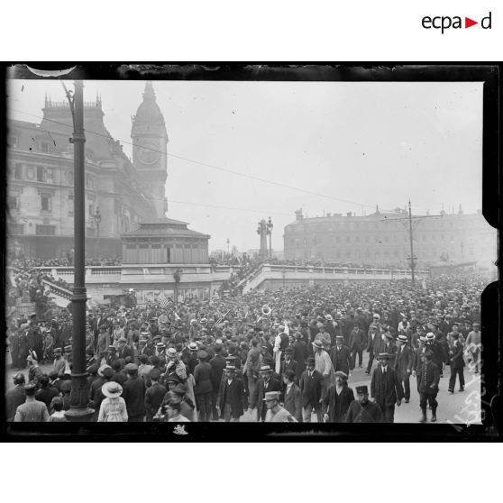 Paris. Arrivée des troupes américaines. Le bataillon passe devant la gare de Lyon. [légende d'origine]