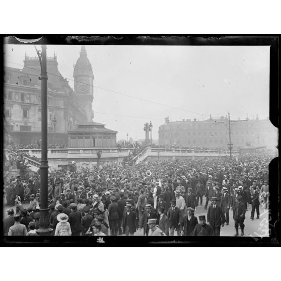 Paris. Arrivée des troupes américaines. Le bataillon passe devant la gare de Lyon. [légende d'origine]