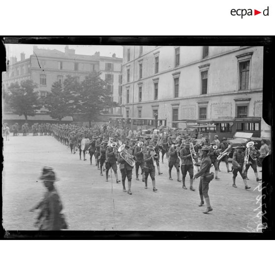Paris. Caserne de Reuilly. Arrivée du bataillon américain. [légende d'origine]
