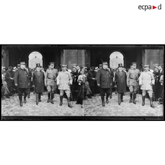 Paris. Aux Invalides. Revue du bataillon américain. Arrivée du maréchal Joffre, de Monsieur Sharp, des généraux Pershing et Dubail. [légende d'origine]